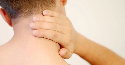Hals Schmerz mat Gebärmutteral Osteochendrosis