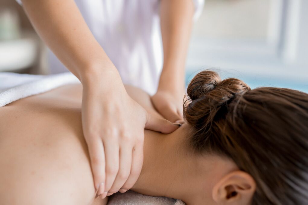 Massage Sessioun fir d'Behandlung vu Gebärmutteral Osteochondsis